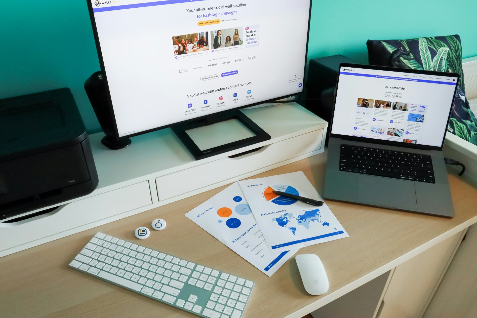 Schreibtisch mit Computer und Unterlagen