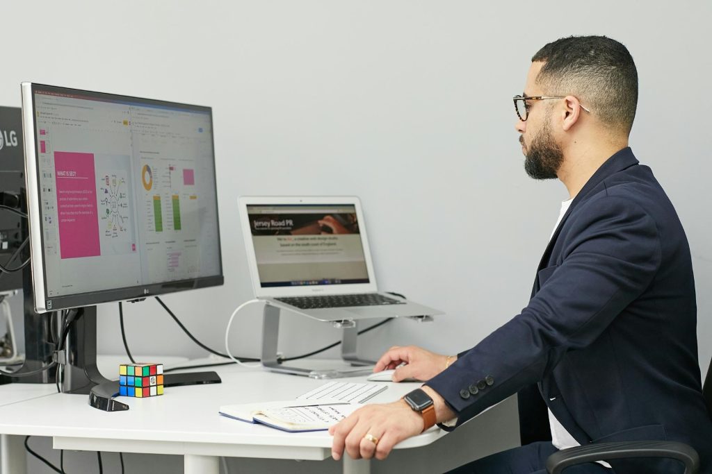 Mann arbeitet am Schreibtisch